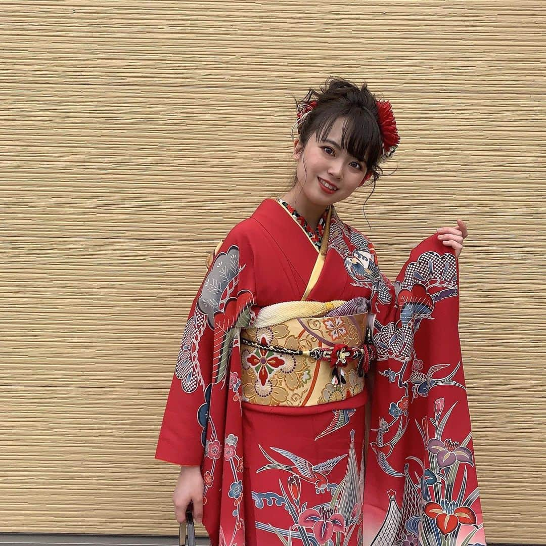 我妻美月のインスタグラム：「新年は家族と過ごします🎍❤︎ みんなはどうやってすごすの〜？ 　 今年の目標は毎日SNS投稿がんばります🐮！！やるぞ✊🏻 ． ． ． #着物#赤振袖 #振袖#振袖ヘア #振袖前撮り #振袖#着物コーディネート #着物ヘア #成人式ヘア #成人式前撮り #成人式ヘアセット #成人式前撮り #新年#新年会 #あけましておめでとうございます」