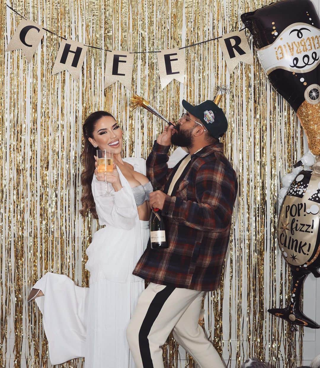 iluvsarahiiさんのインスタグラム写真 - (iluvsarahiiInstagram)「Hellooooo 2021 🎉☺️✨🥂Happy New Years everyone! @ayyysebas」1月1日 18時04分 - iluvsarahii