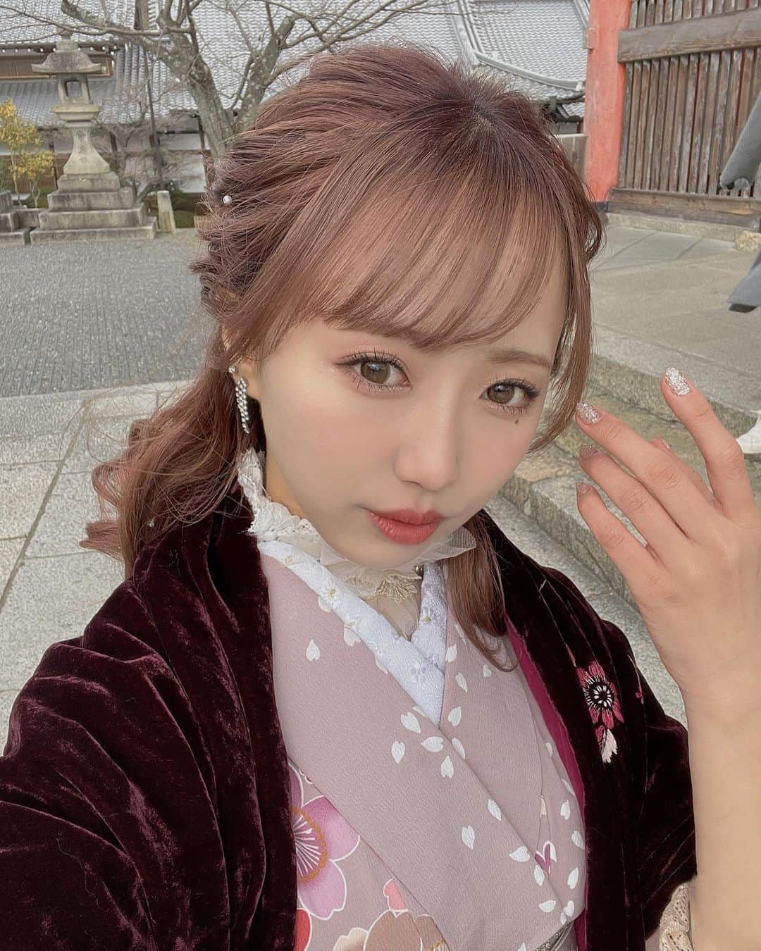 川谷花音のインスタグラム：「やっほー‼︎ あけましておめでとう⛩ 2020はアイドルとしてデビューして色々な経験が出来てとても楽しかった〜 2021宜しくお願いします 色んなことチャレンジしたいな🤩 今年も皆んなが幸せな1年になりますように😌 新年だしリプ返信する🌾 #初詣 #お正月 #2021 #着物 #着物ヘア #kimono #japan #京都 #kyoto #清水寺」