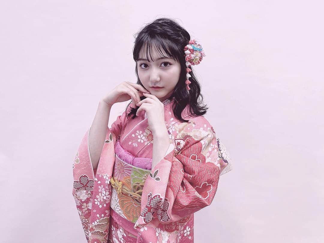 加藤咲希のインスタグラム：「あけましておめでとうございます🎍❕ . 2021年はニコラを卒業する年です。 寂しいけど最後までしっかり完走出来るよう頑張ります🏃 着いてきてくださると嬉しいです🥺🤍 . . 去年の私より成長出来るよう強く生きてきます(｡• ·̫ •｡) . . . . 今年もかとっこさんと素敵な1年を過ごせますように🙏🏼💭 . . . . . . . . #nicola #ニコラ #ニコモ #モデル #ニコラモデル #晴れ着 #新年 #あけましておめでとうございます #はっぴーにゅーいやー #2021年 #他撮り #加藤咲希 #かとぅ #かとっこ🐱🌸」