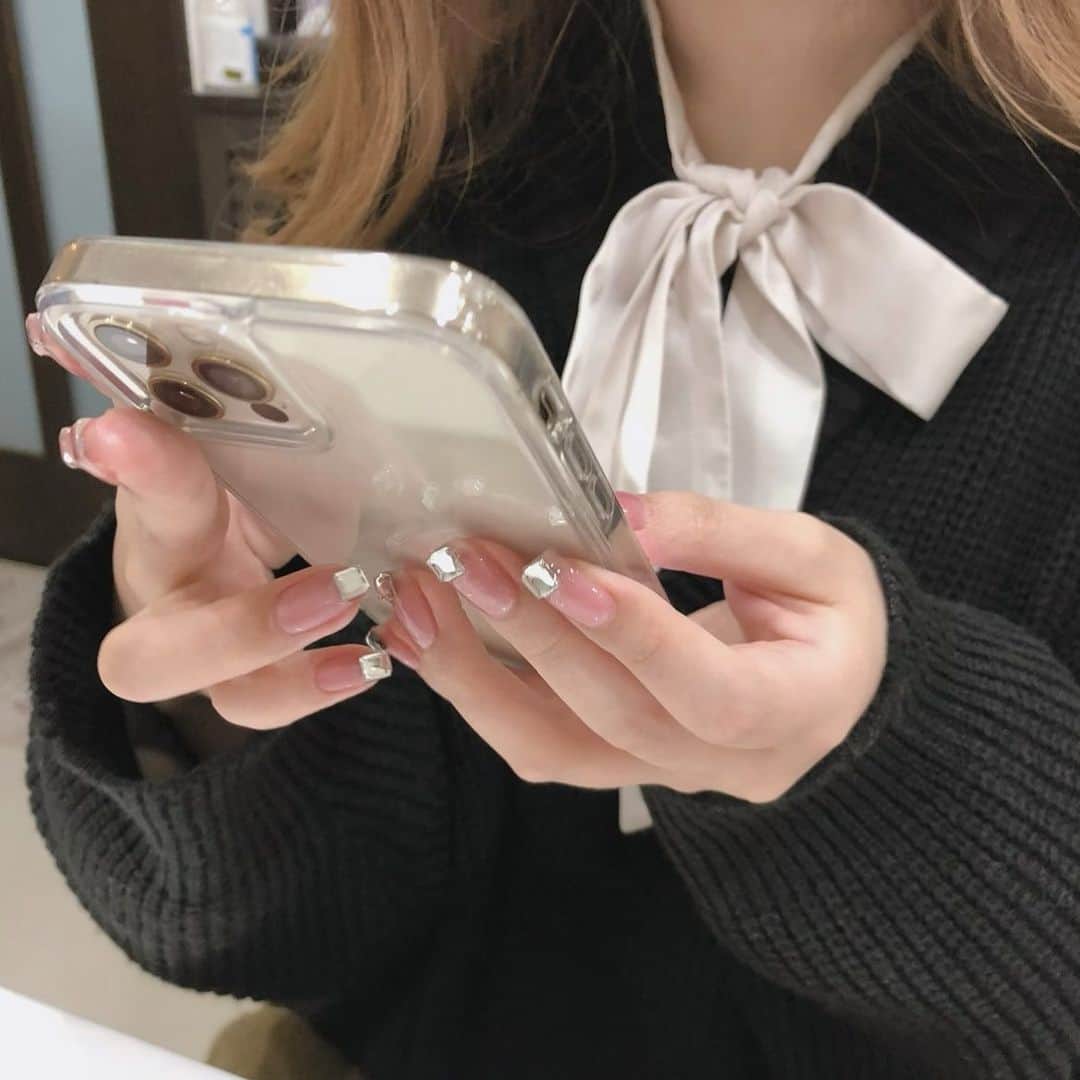 東城陽奏のインスタグラム：「あけおめ投稿💓写真が撮れなかったので爪かぁいい〜のpic🥳お気に入り💅」