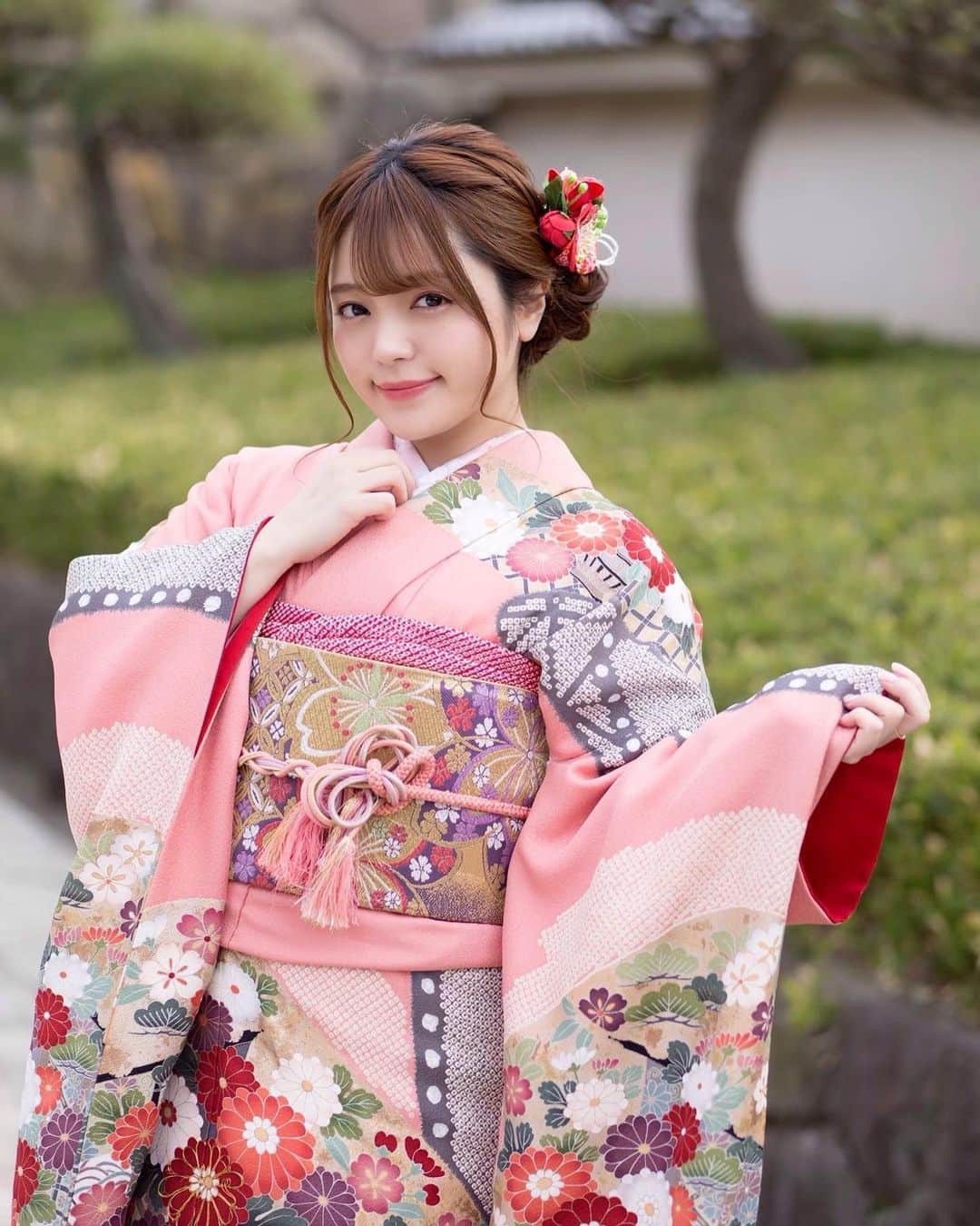 栗原みさのインスタグラム：「. 明けましておめでとうございます🥰✨✨ . 2021年もよろしくお願い致します(*´ω`*) . 今日はひたすら寝ちゃってた😂 . 明日から稽古再開頑張ります！！ . . . #栗原みさ #グラドル #役者 #着物 #元旦 #2021 #happynewyear #謹賀新年 #photography #kimono」