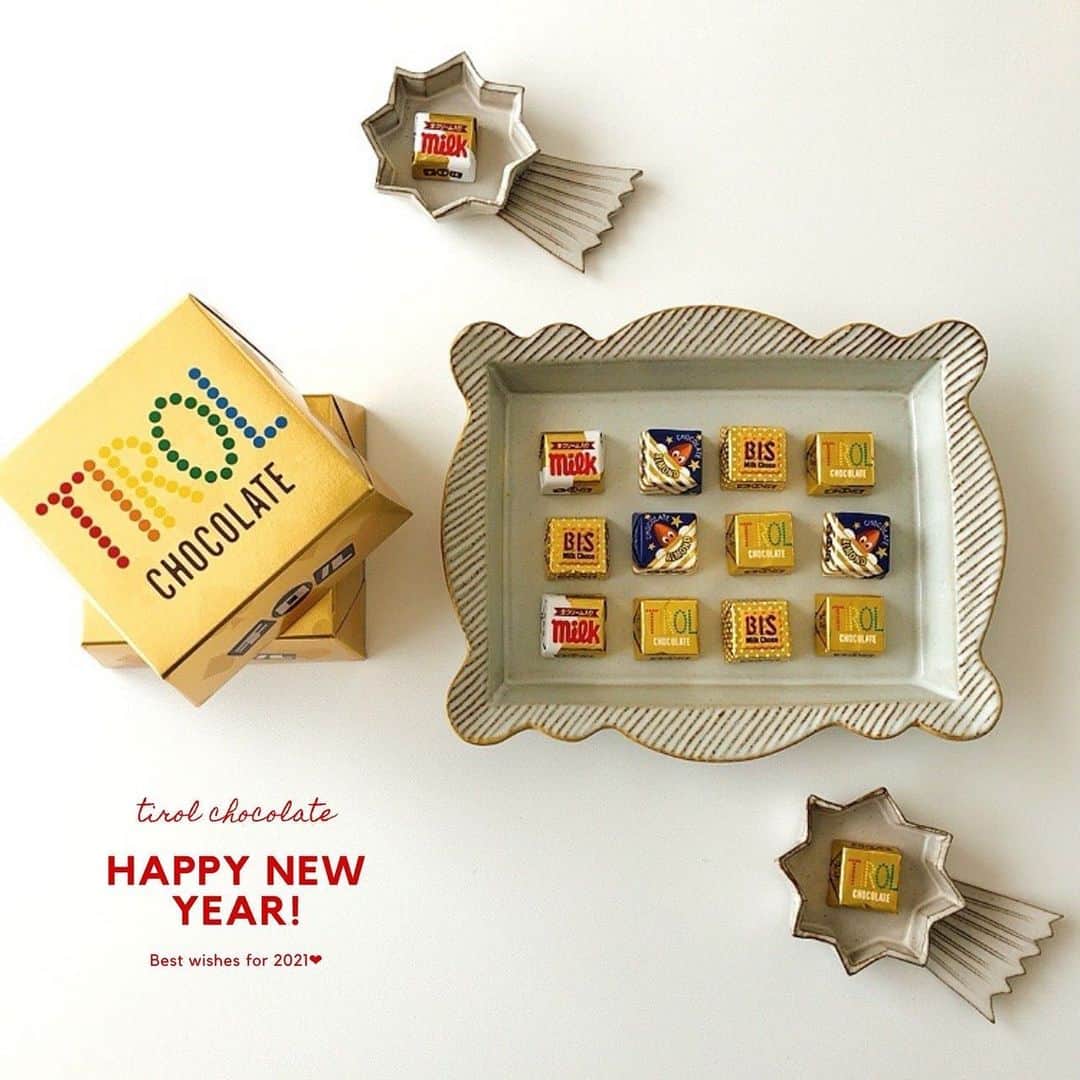 チロルチョコのインスタグラム：「＼新年明けましておめでとうございます🎍✨／  キラキラ輝くビックチロル〈ゴールド〉でまったりお正月👨‍👩‍👧‍👦  なんだか縁起が良さそうなこちらの中には ・コーヒーヌガー ・ミルク ・ビス ・アーモンド がイン🙌  家族みんなでお楽しみくださいませ👩‍🍳  今年も沢山の商品をご紹介できるよう チロルチョコ公式Instagramも心を込めて運営させていただきます🎪  引き続きチロルチョコ公式Instagramをどうぞよろしくお願い致します🕊🕊  🎍🌅🎍ᴴᴬᴾᴾᵞᴺᴱᵂᵞᴱᴬᴿ🎍🌅🎍  お菓子のメディアサイト🍭 お菓子と、わたしさん @okashi_to_watashi との #チロルチョコ福袋 が抽選で10名様に当たる😍 #コラボキャンペーン も引き続き開催しています〜☺︎ 詳細はおかわたさんのInstagramをチェック✔  ぜひご参加くださいませ🙌  #tirol #tirolchoco #チロルチョコ #チロル #チョコレート #おやつタイム #chocolate  #福袋#食べ比べ #おうちカフェ #おやつの時間  #chocolatelover  #shopチロルチョコ#謹賀新年#新年#あけましておめでとうございます」