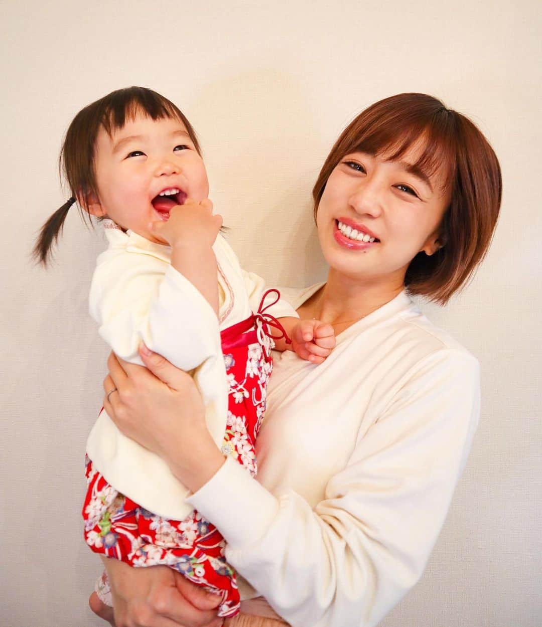DJ YURiAのインスタグラム：「🎍👩‍👧🎍  明けましておめでとうございます⛩﻿ ﻿ 2021年✨﻿ 未来な感じがする😳﻿ ﻿ ﻿ 今年もとにかく楽しく👧🏻👨🏻🧑🏻﻿ 笑顔の絶えない家庭を目指して🌼﻿ ↑結婚時に立てた永遠の目標 ﻿  小さな事に感謝して、﻿ まずは日々の自分の役割をこなす💪🏻﻿ ﻿ ﻿ #丁寧な暮らし に永遠に憧れて おりますが、いつになったら私は 丁寧に生きられるのだろうか。﻿ ﻿慌ただしさしかない日々よ笑 ﻿ ﻿ ﻿ そして欲を言えば、、、🙈﻿ ﻿ 興味のあることのお勉強したり、﻿ 誰かの役に立つ発信をしたり、﻿ もっと自分の時間を持ったり、﻿ みんなでウェーイってお酒飲んだり、﻿ 何より実家に帰ったりしたいな🥺﻿ ﻿ 　﻿ ﻿ そして去年は出費が多かったので﻿ 今年の課題は﻿ 『節約』です💴﻿ ﻿ ﻿ 今年も親バカ炸裂系ですが﻿ 本年も宜しくお願いします☺️﻿ ﻿  皆さまのご多幸とご健康を心から﻿ お祈りしております🙏🏻✨﻿ ﻿ ﻿  ﻿最後の写真は去年の年始の娘と私。 髪の毛なーい笑  そういえば知らぬ間に本厄 終わってた✌🏻  ﻿#happynewyear  #mylittlegirl﻿ #20monthsold﻿ #明けましておめでとうございます  #生後20ヶ月﻿ #1歳8ヶ月﻿ #べいびーすぅ﻿ #こどものいる生活 #笑顔が1番 #母と娘  #本厄さようなら #丁寧な暮らしへの憧れ」