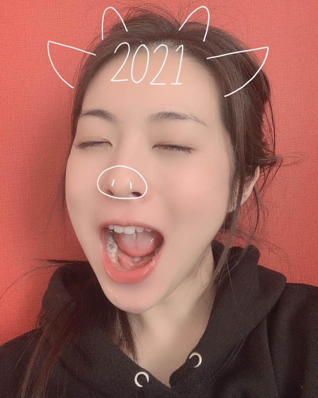 ふくい舞のインスタグラム：「あけましておめでとうございます🌅  最幸な笑顔あふれる年にしましょ🐮✨  今年もよろしくお願いします🍼🍼🍼  Happy Happy New Year🎉  ふくい舞」