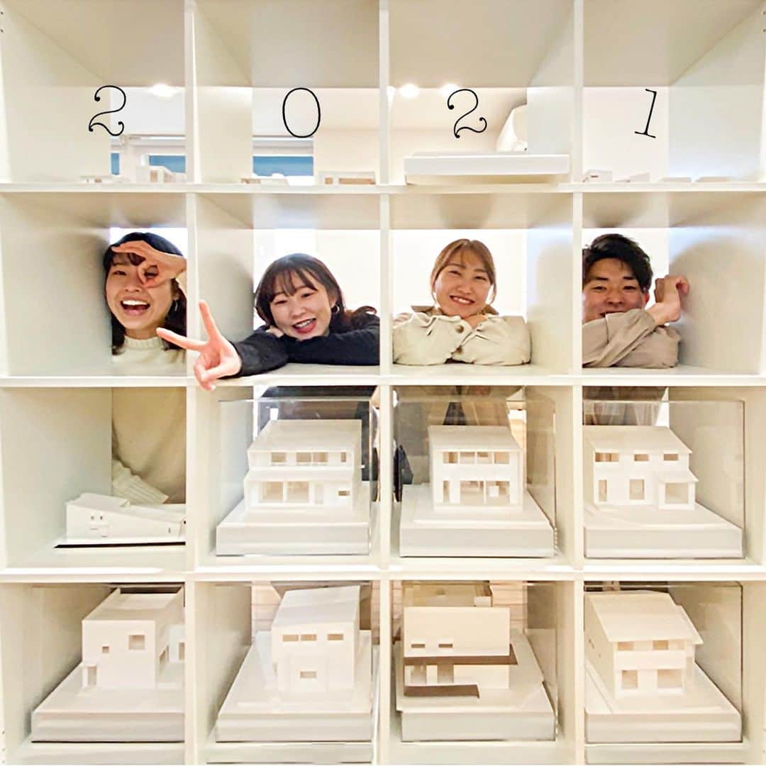 のインスタグラム：「.﻿ 新年あけましておめでとうございます！﻿ ﻿ 年越し１発目はナチュラルハウスを支える設計部です😍﻿ 若手社員の可愛らしさ全開の１枚📸﻿ ﻿ ﻿ 2021年が皆様にとって笑顔溢れる１年になりますように。😊﻿ ﻿ #2021 #ナチュラルハウス #福山ナチュラルハウス #福山注文住宅 #尾道注文住宅 #福山家 #福山工務店  #福山家づくり #マイホーム #施工事例 #デザイン住宅広島 #福山新築 #福山子育て #福山ママ #子育て家族 #家族で笑顔で幸せに」