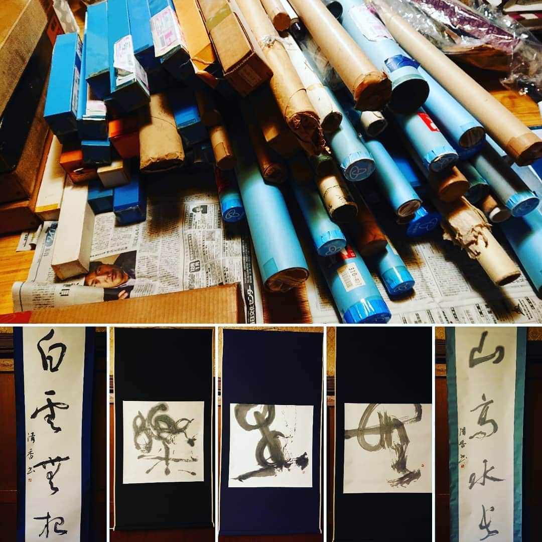 和田益典さんのインスタグラム写真 - (和田益典Instagram)「◆ 書道家の . 祖母 (今年94歳になります) の作品たち。 . おびただしい量ですが、何れも書展に出した物です。 （俺が知ってるだけで３回催した個展含む） . 紅牛會のアルバム「真紅と蒼の響」の題字も手掛けてくれた祖母の作品。 . ほとんどを処分する事になるので、もし欲しい方おられましたら連絡下さい。 . 出展した作品ばかりなので、実際は結構大きい物が多いです。 . ※因みに写真に載せてる物は先約ありです . 小さいのも探しておきますので、希望される方居ましたら連絡下さいまし。 . . #書展 #書道家 #書道 #書家 #和田清香 #譲ります #個展 #毛筆 #作品 .」1月1日 18時12分 - masunori_wada
