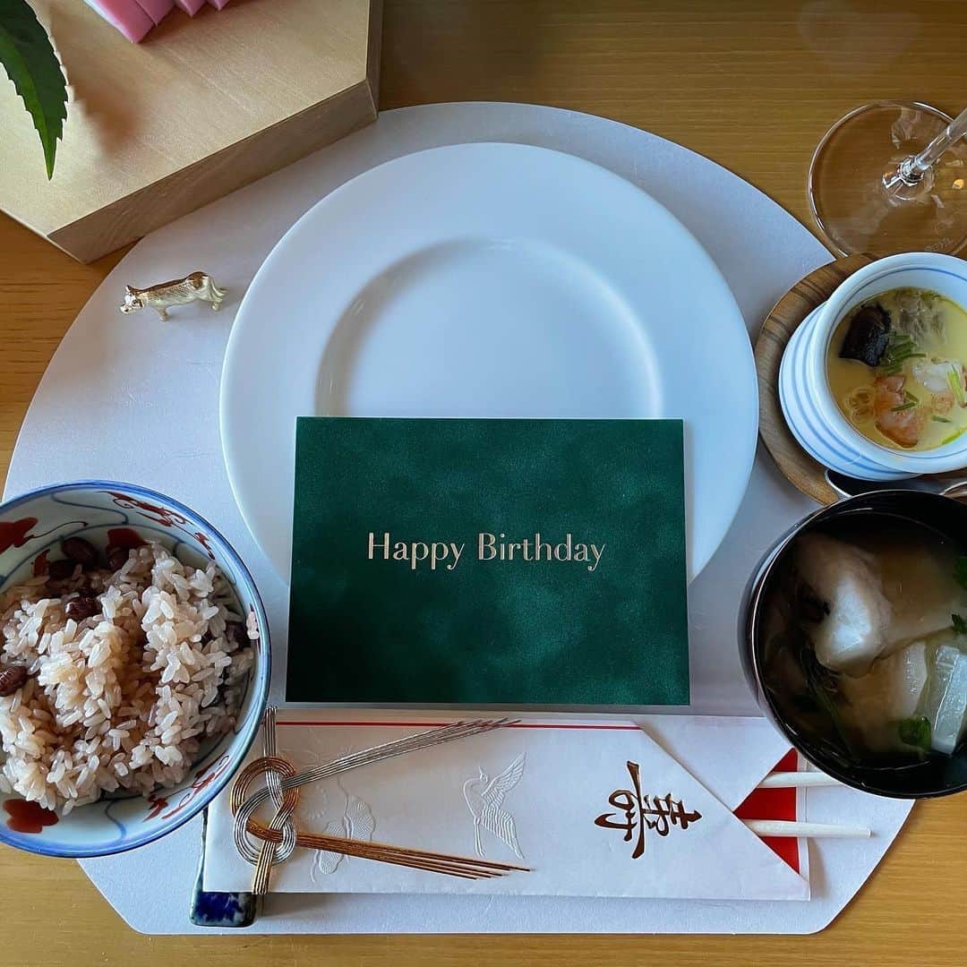 のインスタグラム：「2021.1.1🎂❤️ 今年は思いきって御節を買いました！  なんてったって、👦🧒👶＋🐶🐶🐱育児しながら お仕事頑張りましたから🤣🤣🤣笑  作りたい時は作る！ 作りたくても心の余裕がなくなるときは買う！！  わたしが作ったものは、筑前煮、茶碗蒸し、数の子、赤飯、雑煮だけ！あとは、かまぼこ切ったりね！🎍  こうやって、自分の心に余裕ができたおかげで 祖母の着物に袖を通すこともできたのです！  自分の心のバランスを保ちながら 今年も邁進したいと思います❤️❤️❤️  #何事もバランス #元日#2021 #パパ#お誕生日#おめでとう #お手紙を添えてね #丑年」