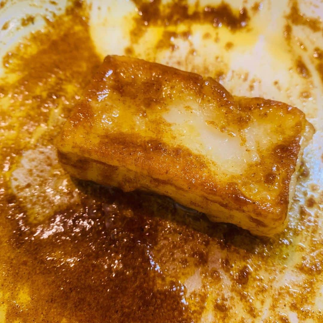 一条もんこさんのインスタグラム写真 - (一条もんこInstagram)「ハマります、、 甘辛カレーもち  餅　1個 カレー粉　小1 はちみつ　大1 バター　大1 塩　ひとつまみ  ①餅を水に濡らしてラップをせずに500wのレンジで約40秒加熱する。 ②フライパンに餅以外を加熱して、バターが溶けたら餅を絡めてできあがり。  焼いたお餅だとさらに美味しいです♡ #甘辛カレー餅#カレー粉#簡単レシピ#餅レシピ#餅アレンジ#カレー粉有効活用#簡単料理#おうちごはん#からみ餅#餅料理#簡単#カレー#curry#時短料理#やみつきの味#一条もんこ」1月1日 18時14分 - monko1215
