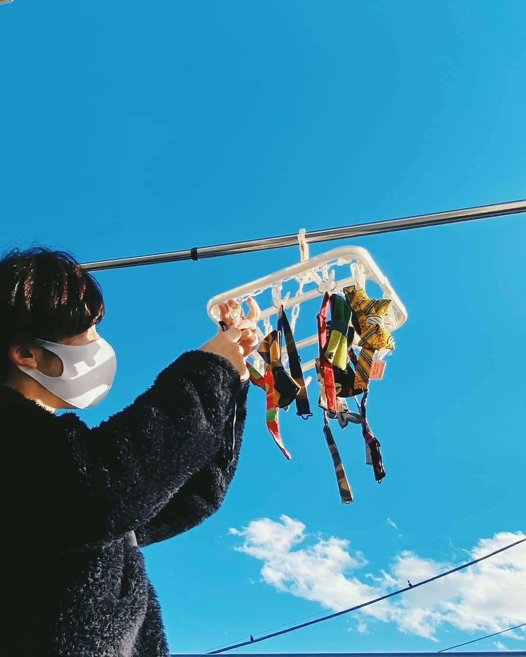 長島涼平のインスタグラム：「あけましておめでとうございます  おっさんですが、今年も僕のことを甘やかしてください  #2021 #元旦 #あけおめ #ことよろ #thetelephones #フレンズ #蝶ネクタイ #干し #洗濯日和」