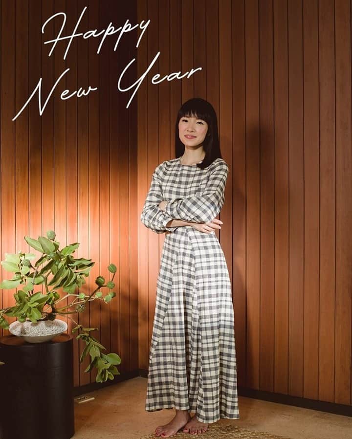 のインスタグラム：「Happy new year! 2020 didn’t go as many of us had planned. Here at @konmari.co, we cancelled our book tour for “Joy at Work” and went virtual. We didn’t film our Netflix series or gather together for weekly meetings as a team over tea.  But thanks to you, our wonderful community, we found sparks of joy along the way! I am in awe of the tidying transformations you shared and the encouragement you gave one another during a tumultuous year. I am grateful that you welcomed new offerings from KonMari – including the goods in our shop and the digital tidying course we introduced. I’m also thrilled to know that many of you partnered with our certified Consultants to help complete your tidying when it felt like you could no longer go at it alone.  I hope that we’re able to spark more joy together in the new year. Stay tuned for our marvelous collaboration with @thecontainerstore this month – and for lots of other exciting new projects!  Let’s choose joy in 2021.」