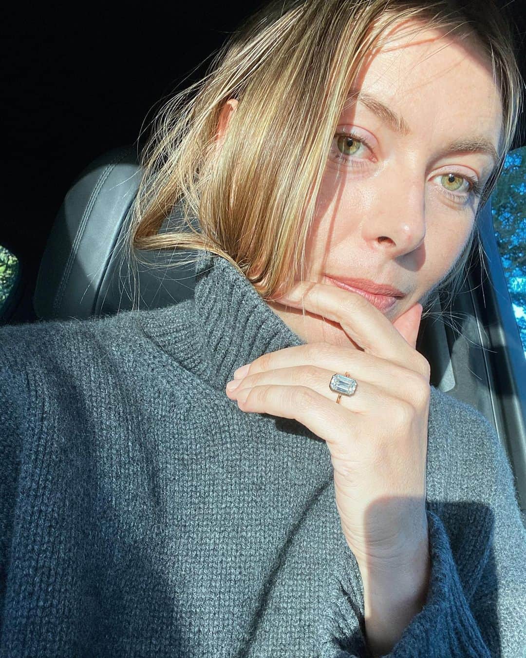 マリア・シャラポワのインスタグラム：「2020, I imagined you to be very different. As we all did! Admittedly, you sprinkled some brilliance in midst of harsh and heartbreaking realities. Personally, you gave me the courage to let go of the one life and career I ever knew. I pinch myself daily for the timing of that decision 😅🙌. And you gave me the gift and commitment of a lifetime waking up next to my best friend every morning🐻 🥰 Incredibly inspired for whats to come in 2021. Happy New Year!! ✨✨」