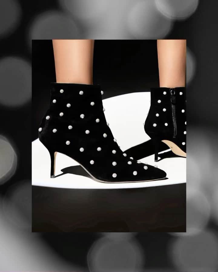 のインスタグラム：「To you and to shoe lovers everywhere, you're going to have an incredible year — we just know it. #HappyNewYear #CARINECRYSTAL #StuartWeitzman」
