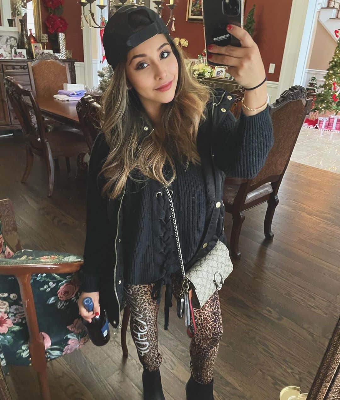 ニコール・ ポリッツィのインスタグラム：「Cheers to 2021 where I’m already a hot mess. But honestly, i wouldn’t have it any other way. Here’s to a safe, prosperous, positive, kind & drama free year for all of us! Go crush it 💋」