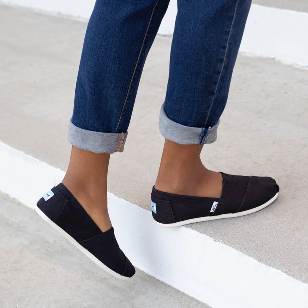トムズシューズのインスタグラム：「Stepping into 2021 in our day one shoe.   Now, for every $3 we make, we’ll give $1 to grassroots organizations helping communities thrive.」