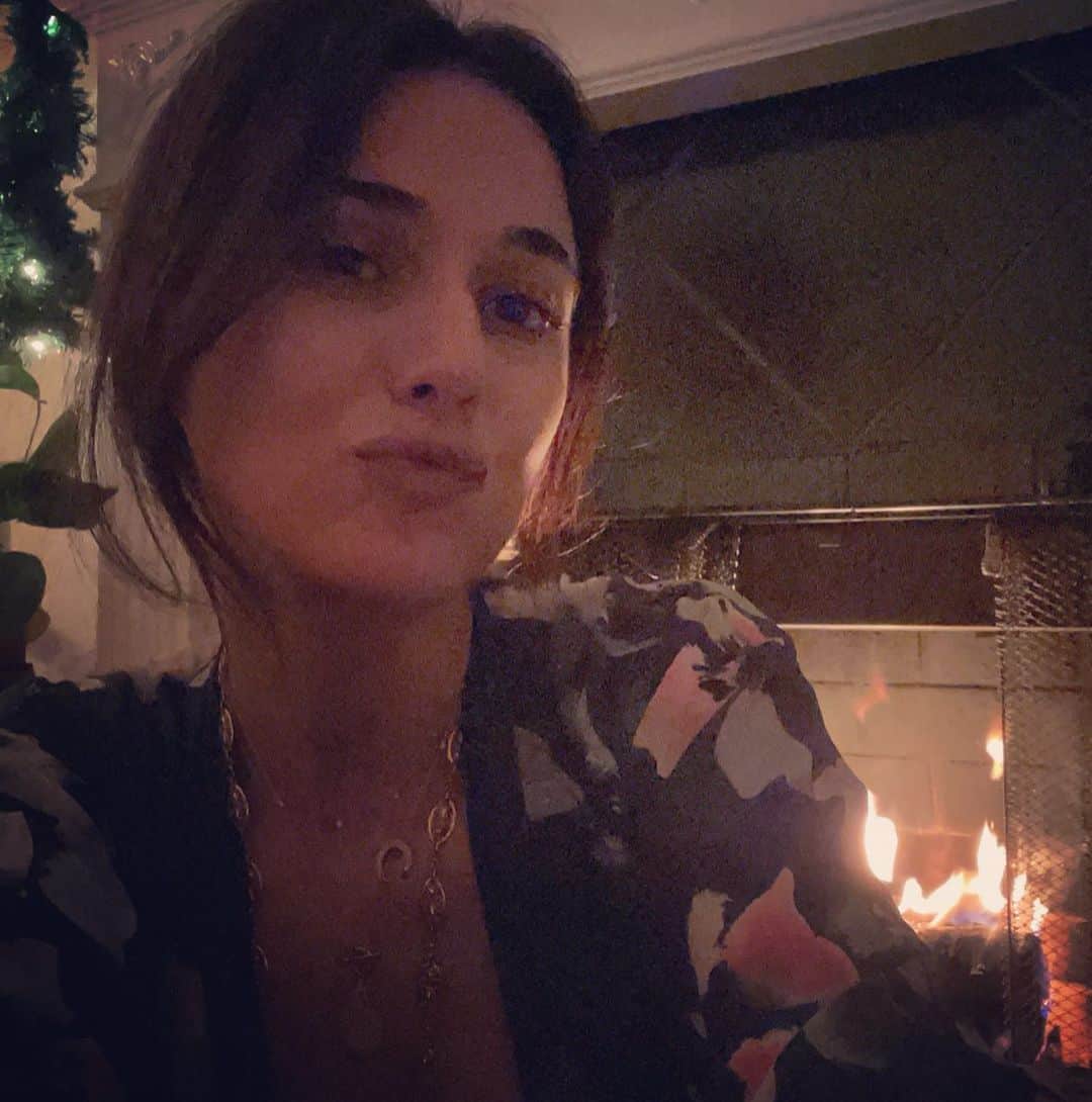 エマニュエル・シュリーキーのインスタグラム：「Sending out loads of love this New Years Day.. Wishing for a smoother, and more peaceful year ahead for all. To live with far less expectations, and way more joy, and to continue to appreciate the simple things 2020 forced us to re learn.  To being grateful for every single day even the darkest ones, cause if we have learned anything it is that we are strong, courageous and resilient. I want to send out extra love and healing vibes for those in mourning, for those whose exhaustion is unimaginable and for those who put their lives on the line every single day to keep us safe. Happy New Year to all✨ #blessed #gratefulheart #happyfriday #shabbatshalom❤️」