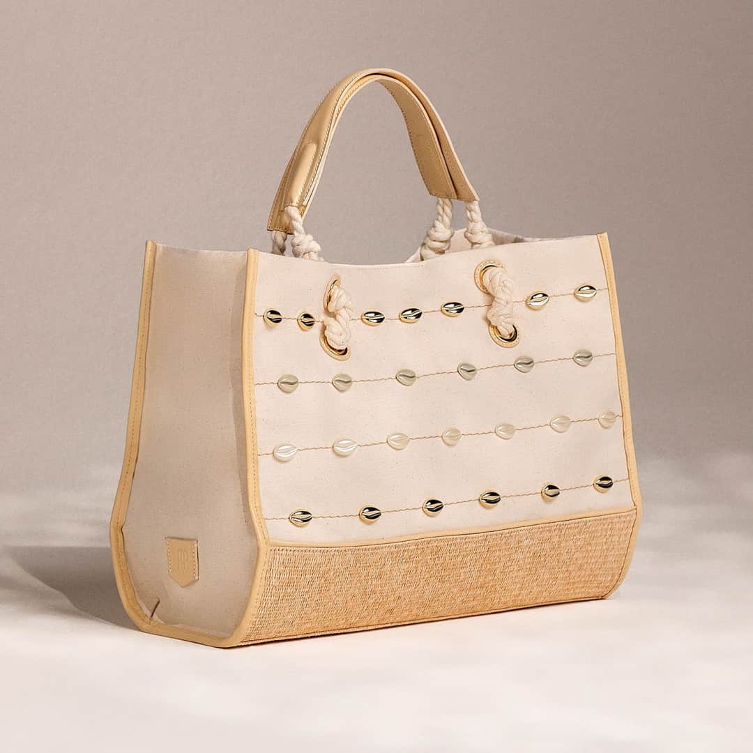 Schutzのインスタグラム：「SAND AND SEA BAG ❤️ #schutznewyear」
