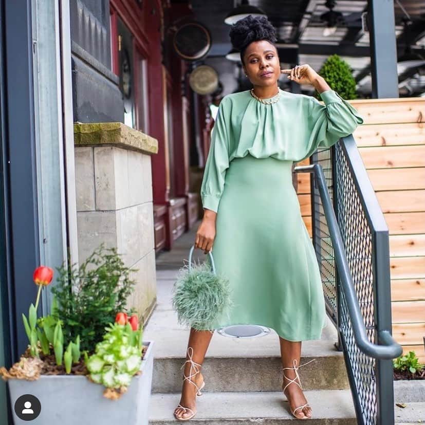 レフラーランドールのインスタグラム：「Stepping into the new year with a statement bag. We are sold out of our Zadie bag in sage but still have other colors stocked on our site 💕」