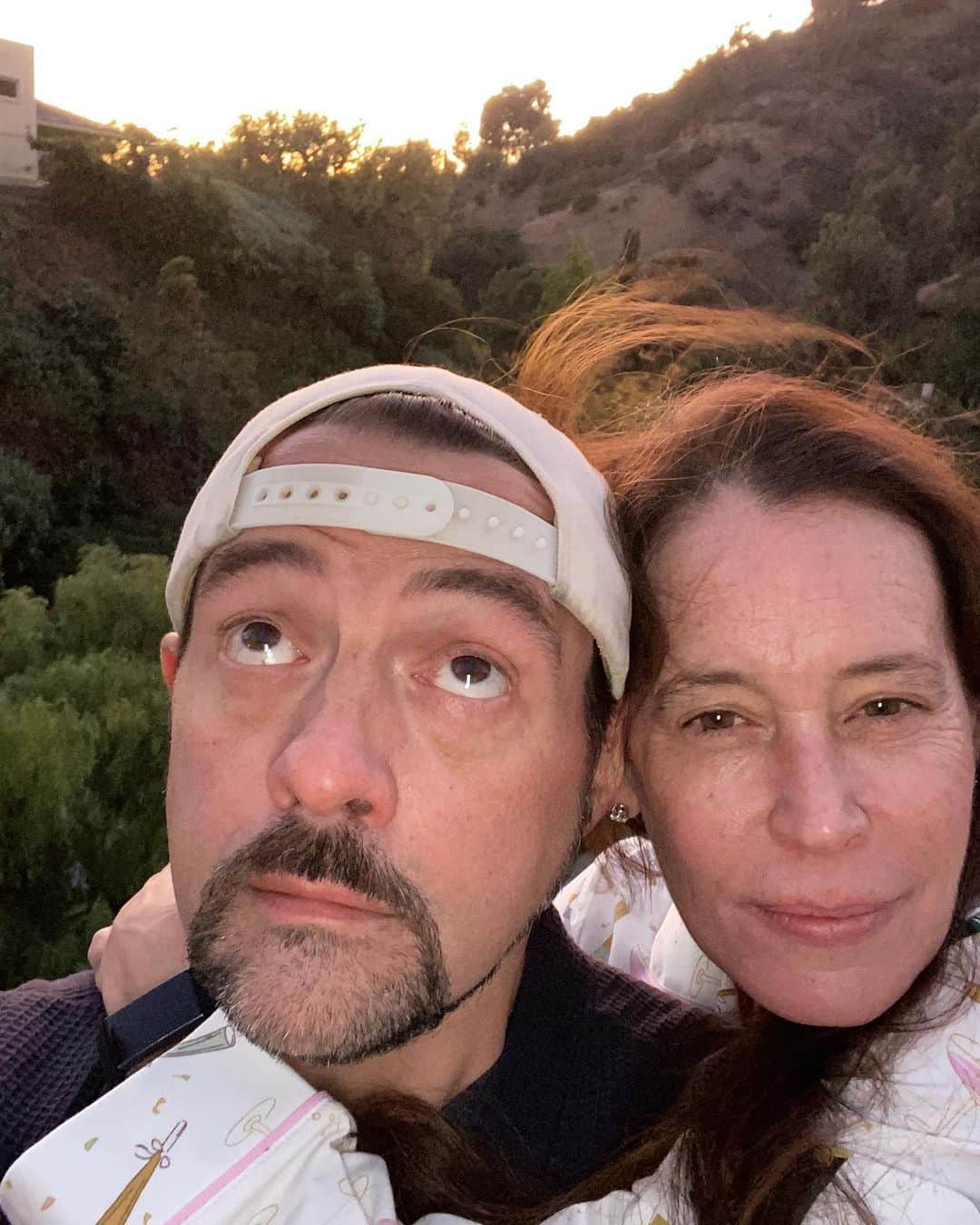 ケヴィン・スミスのインスタグラム：「HAPPY NEW YEAR! They say hindsight is 20/20. Well now 2020 is finally in our fucking hindsights! I took these pics with @jenschwalbach as the sun set on the Year That Broke the World. Welcome to 2021, Kids! I hope we can all not only survive this next year, but thrive as well! Have a phenomenal year! #KevinSmith #newyear #2020 #2021」