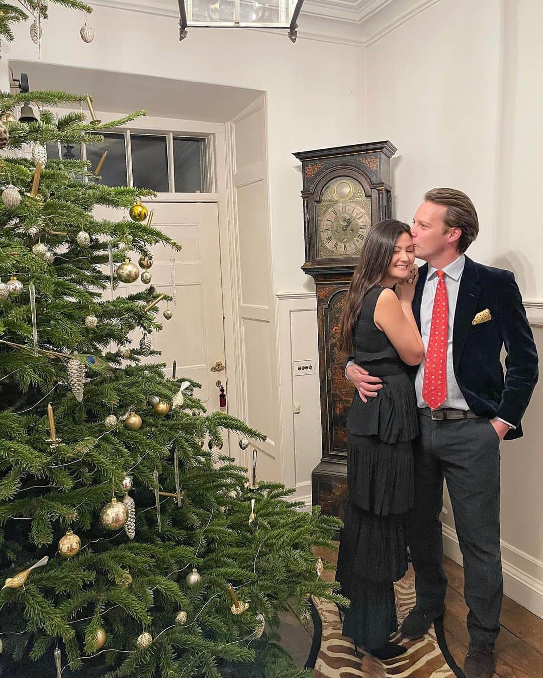 ペオニー・リムさんのインスタグラム写真 - (ペオニー・リムInstagram)「Happy New Year! Matthew surprised me on New Year’s Eve by shaving his beard off. I’ve never been so shocked. I was speechless 😶. I literally feel like I don’t recognise him. The whole time we’ve been married he’s had a beard. 2021 is bringing change already.」1月2日 4時19分 - peonylim