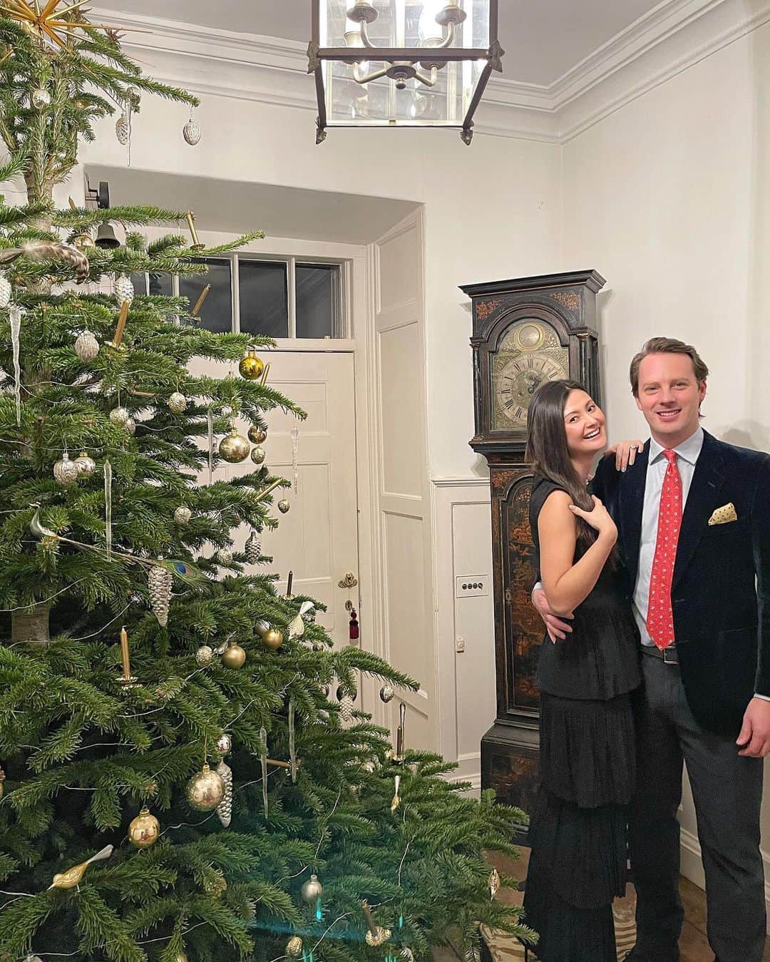 ペオニー・リムのインスタグラム：「Happy New Year! Matthew surprised me on New Year’s Eve by shaving his beard off. I’ve never been so shocked. I was speechless 😶. I literally feel like I don’t recognise him. The whole time we’ve been married he’s had a beard. 2021 is bringing change already.」