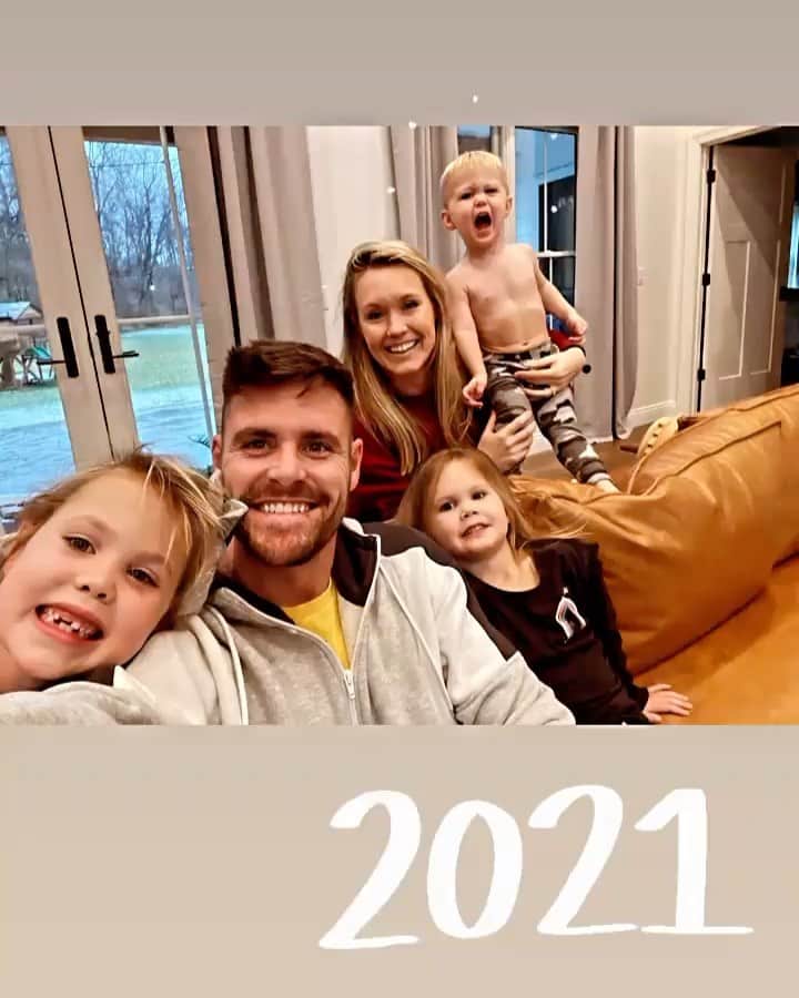デービッド・ボウディアのインスタグラム：「Happy New Year!  . Coming at you with a roar 2021, get ready」