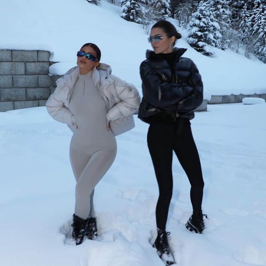 E! Onlineさんのインスタグラム写真 - (E! OnlineInstagram)「Where do the Jenner sisters instinctively flock like the salmon of Capistrano? We're talking about a little place called Aspen, and Kendall and Kylie's new years trip, at the link in our bio. (📷: Instagram)」1月2日 4時19分 - enews