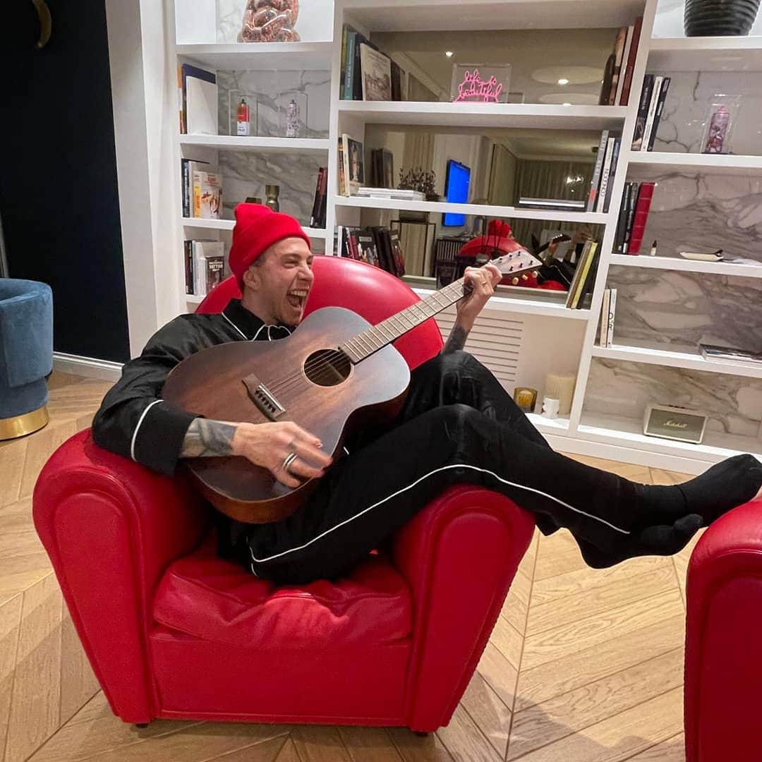 フェデリコ・ベルナルデスキのインスタグラム：「Rock & Fuck 2020! Buon Anno 🎸」