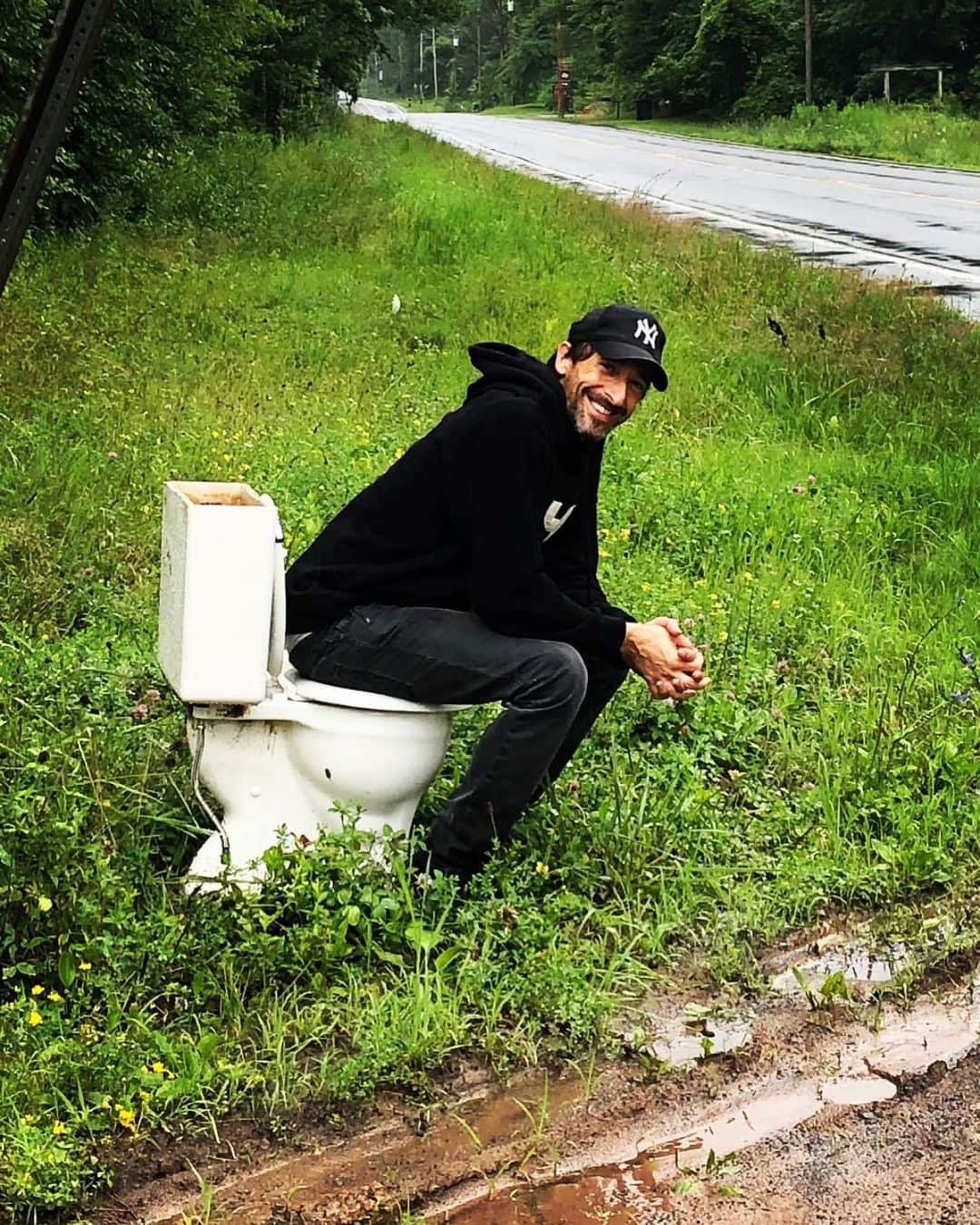 エイドリアン・ブロディのインスタグラム：「Been waiting this shit out! May this new year bring a lighter load. 🙏 #happynewyear all! 🥂#flush2020」