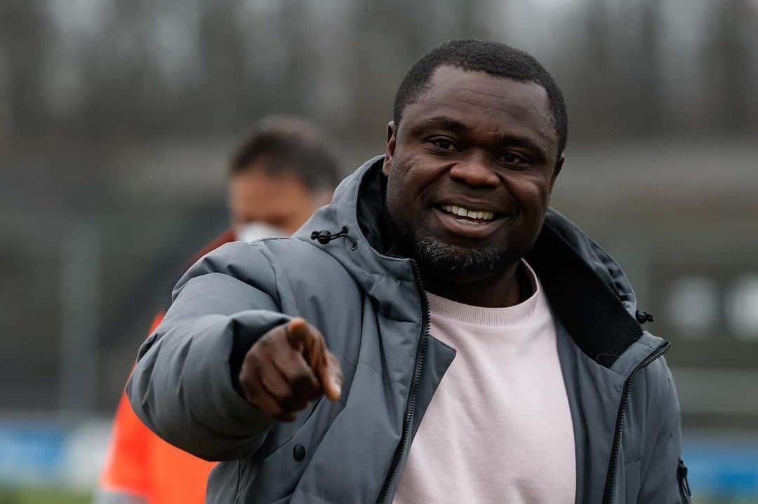 ゲーラルド・アサモアのインスタグラム：「Ein frohes und vor allem gesundes neues Jahr euch allen! 😊🙏🏿🙏🏿🙏🏿  #happynewyear #frohesneuesjahr #2021」