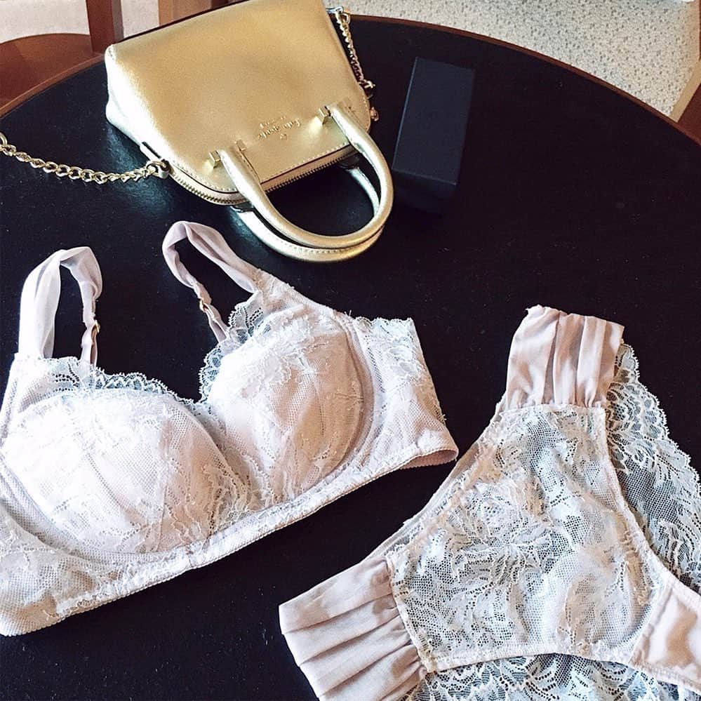 ブラデリスのインスタグラム：「Hello, 2021!  New Year, New Look. Refresh your lingerie drawers and add more sparkles to your life❤️ #bradelisny #lingerie #happynewyear2021」