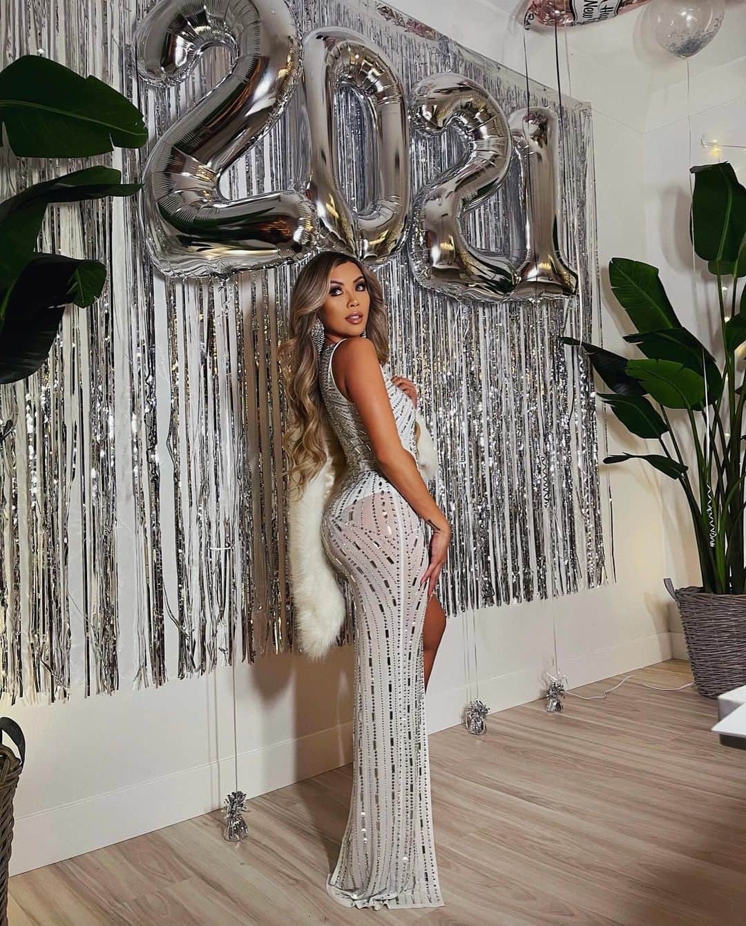 リアン Vのインスタグラム：「Happy 2021! 🥂 We survived another year my friends! New Year, New Mindset! This moment right now is the only time you have to fully create your past and design your future. ✨ Be grateful that certain things didn’t work out. Sometimes, you don’t even know what you’re being protected from, or where you’re being guided when you’re in the midst of it. Just remember, God is ALWAYS working! 🙏🏽 Wishing you all a year of peace, happiness, love, and a life full of possibilities! I love you 🤍」