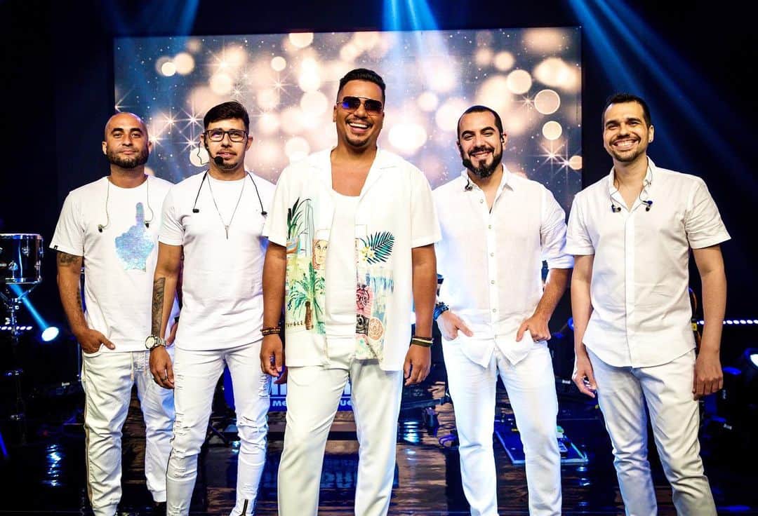 Sorriso Marotoのインスタグラム：「2021 começando com o pé direito! A partir das 22:45, tem Música Na Band na @bandtv. 🥂✨」