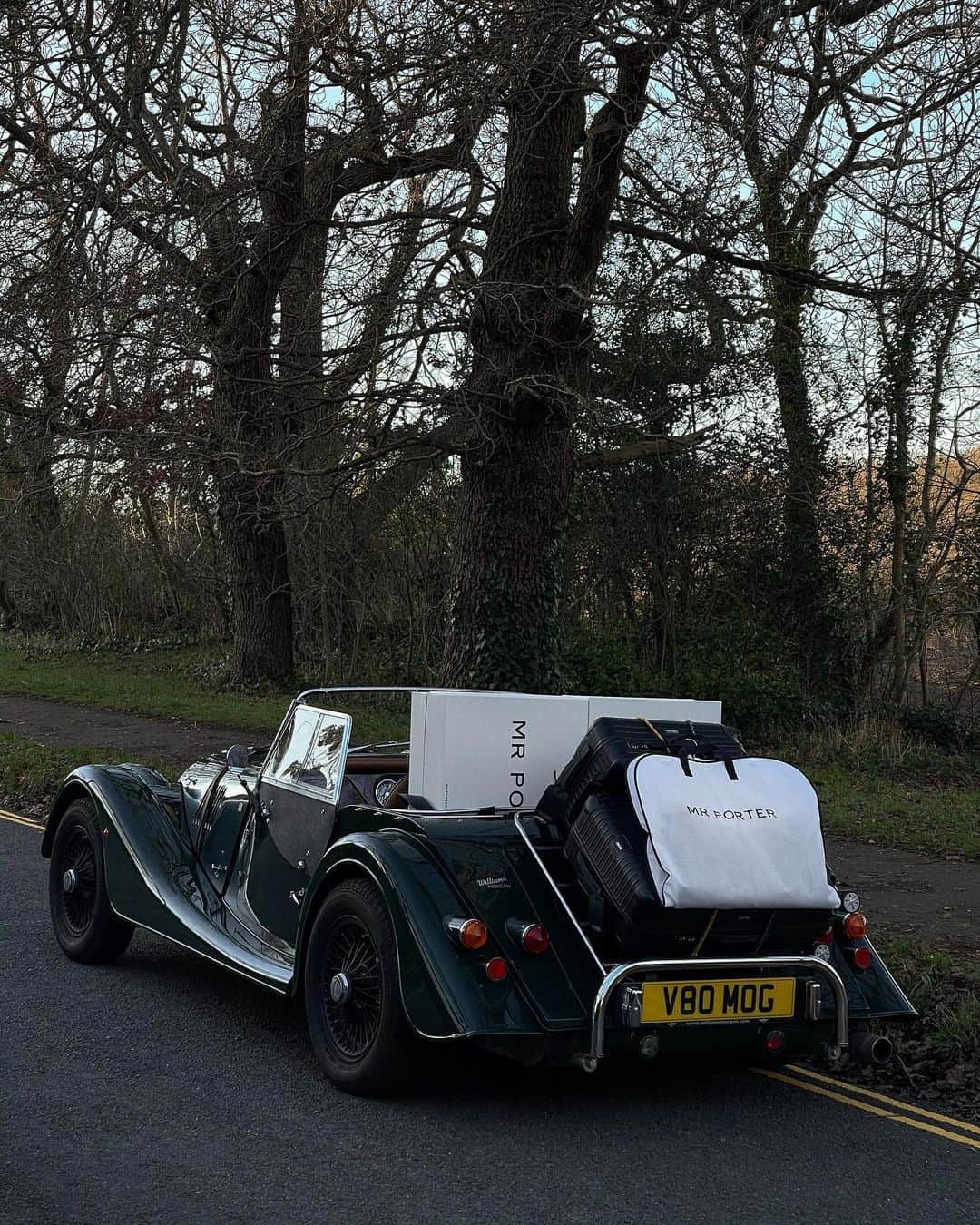 MR PORTERさんのインスタグラム写真 - (MR PORTERInstagram)「Driving into the new year, with only the essentials in tow 🎁   📷 @jude #FriendsofMRPORTER」1月2日 4時47分 - mrporter