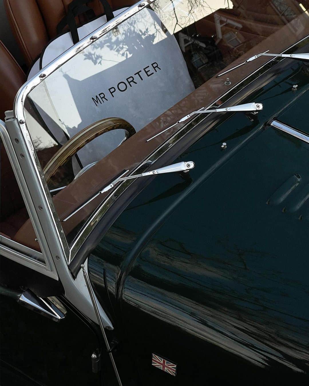 MR PORTERのインスタグラム：「Driving into the new year, with only the essentials in tow 🎁   📷 @jude #FriendsofMRPORTER」