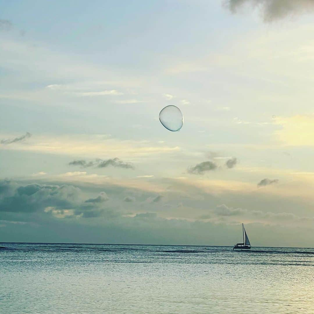 キャサリン ミッシェルさんのインスタグラム写真 - (キャサリン ミッシェルInstagram)「Be Here Now. Best Wishes for 2021 my friends. #breathe #love #aware #awake #bubble #ocean #oceanisthehealer #luckywelivehawaii #islandlife #dream #beherenow #stillness」1月2日 4時44分 - catherinemichiels