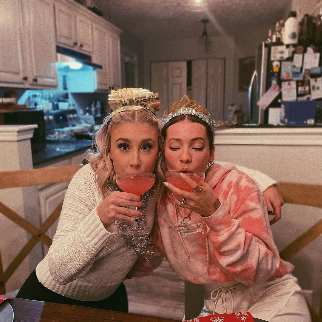 Maddie & Taeのインスタグラム：「hi there just a lil reminder that you are wildly loved🥰  oh yeah AND IT’S 2021 BABY!!!!」