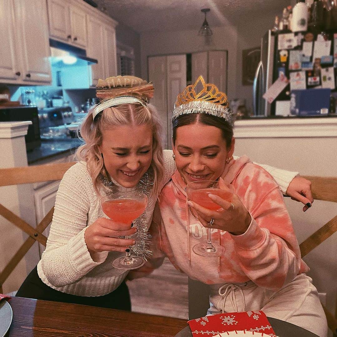 Maddie & Taeさんのインスタグラム写真 - (Maddie & TaeInstagram)「hi there just a lil reminder that you are wildly loved🥰  oh yeah AND IT’S 2021 BABY!!!!」1月2日 4時45分 - maddieandtae
