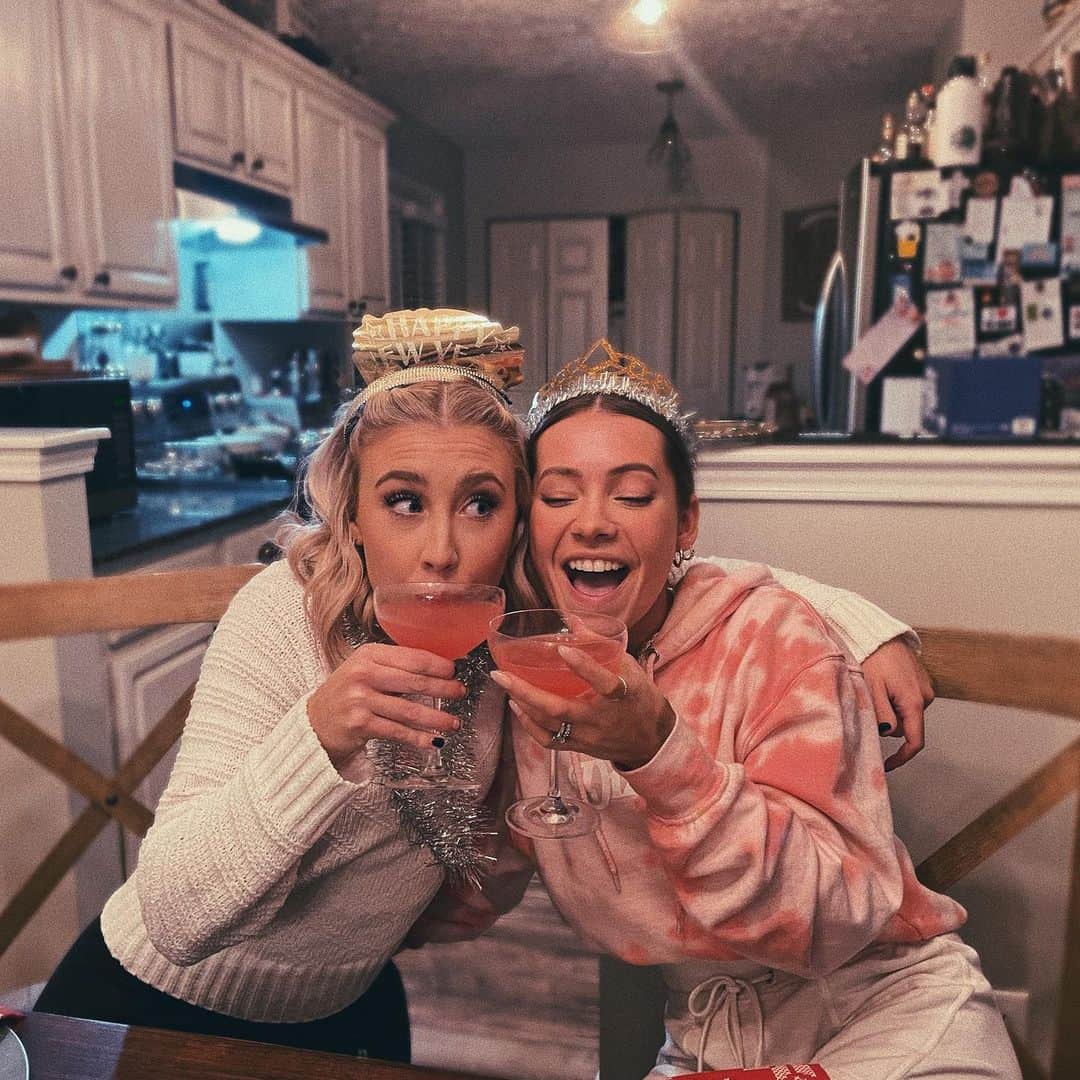 Maddie & Taeさんのインスタグラム写真 - (Maddie & TaeInstagram)「hi there just a lil reminder that you are wildly loved🥰  oh yeah AND IT’S 2021 BABY!!!!」1月2日 4時45分 - maddieandtae