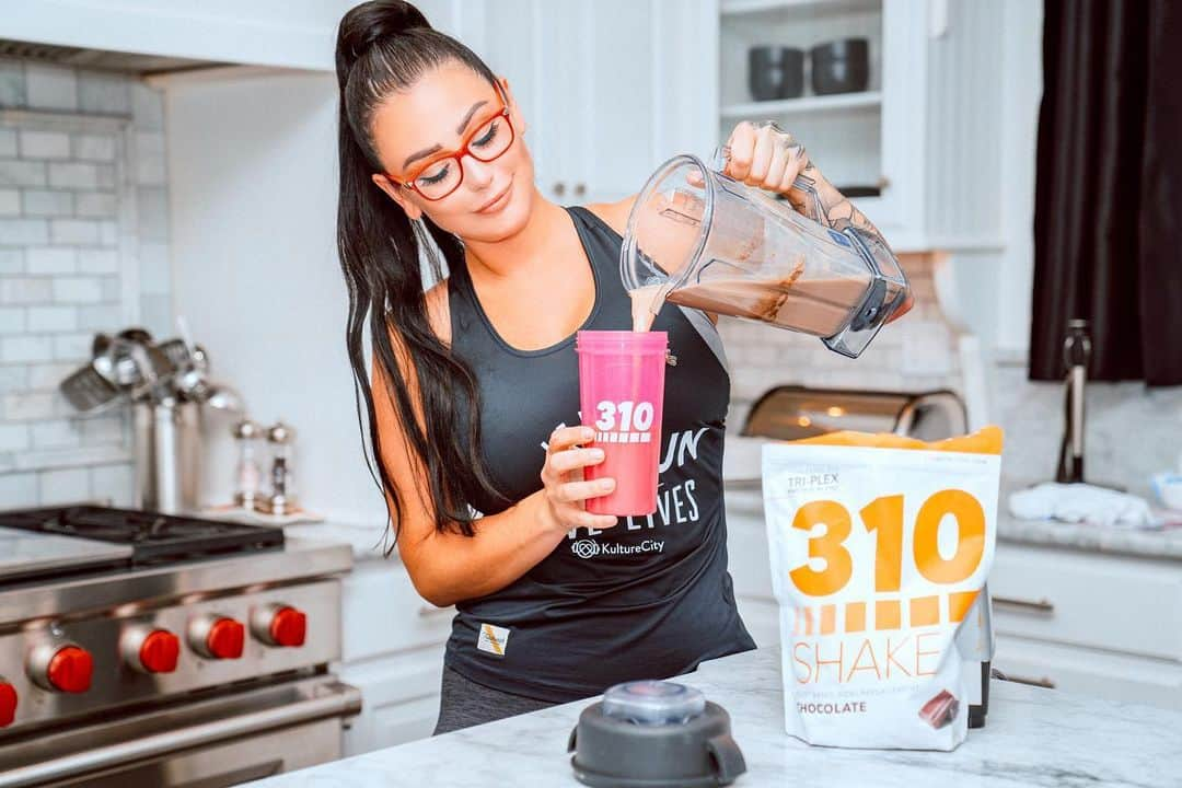 ジェイワウさんのインスタグラム写真 - (ジェイワウInstagram)「@310nutrition has been my go to this past year and it's a goal of mine to keep choosing healthy foods and supplements, like their #310shake! Check out their New Year deals and use code "JNEWYEAR10" at 310Nutrition.com! #310ad #fitnesgoals #plantbased」1月2日 4時46分 - jwoww