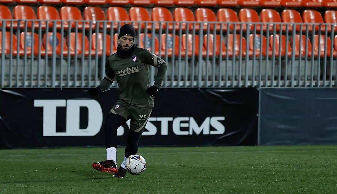 アトレティコ・マドリードさんのインスタグラム写真 - (アトレティコ・マドリードInstagram)「⚽️💭 #AlavésAtleti 🔴⚪️ #AúpaAtleti」1月2日 4時48分 - atleticodemadrid