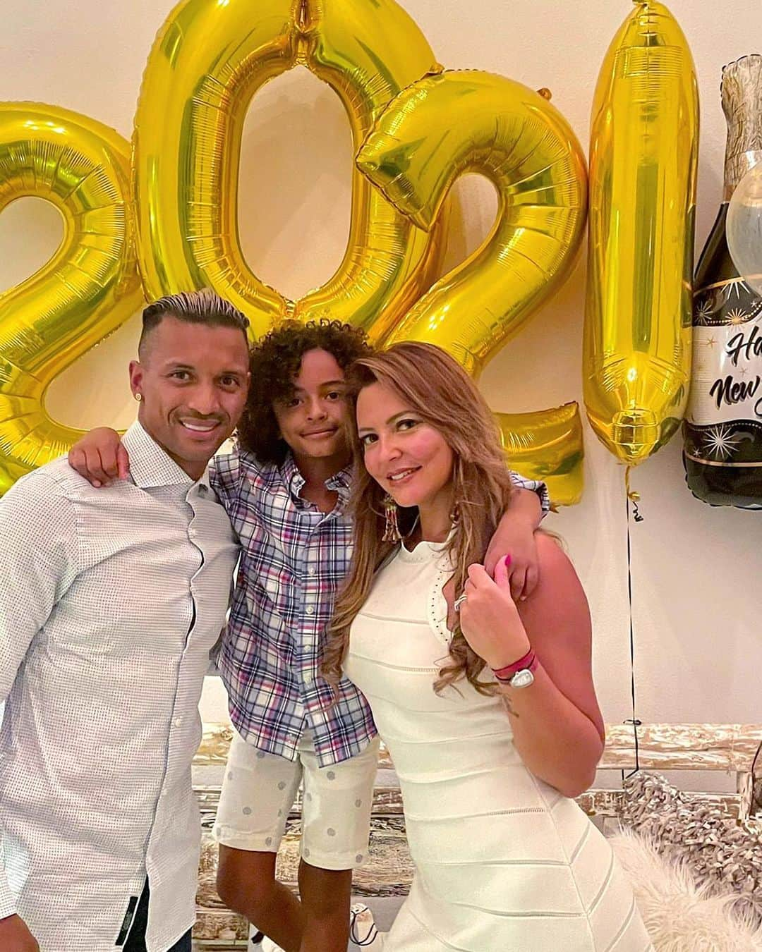 ナニさんのインスタグラム写真 - (ナニInstagram)「Wishes of a fantastic 2021 from my family to yours! 😃🔝💪🏾 🎉 #happynewyear #2021」1月2日 4時52分 - luisnani