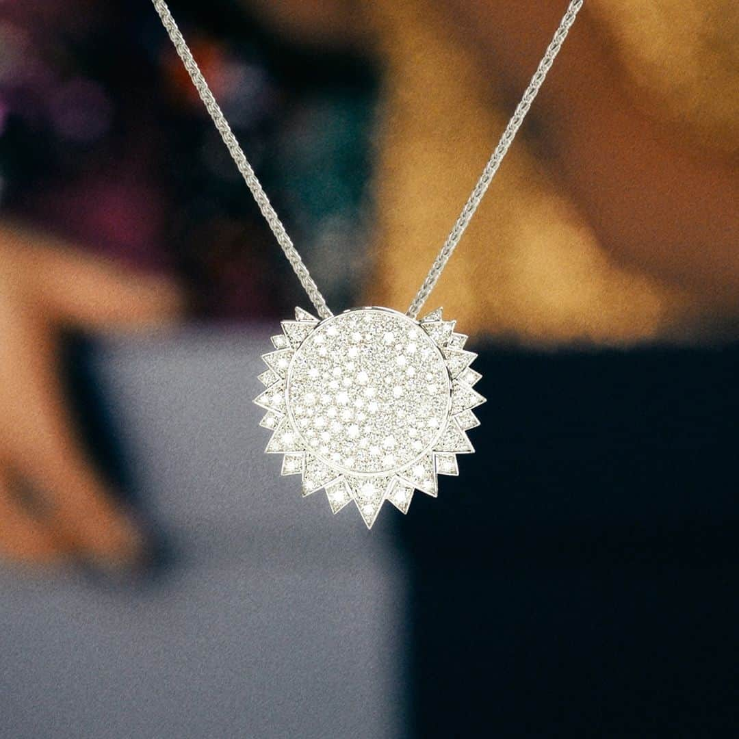 ピアジェさんのインスタグラム写真 - (ピアジェInstagram)「Enter the new year and step into the 𝒔𝒖𝒏𝒔𝒉𝒊𝒏𝒆 with #PiagetSunlight. This full-paved necklace is the perfect creation to start 2021 with a new 𝒗𝒊𝒗𝒂𝒄𝒊𝒐𝒖𝒔 energy. - #Piaget #GoldJewellery #DiamondNecklace #NewYear #2021Ready #PiagetHoliday #ExtraordinaryHoliday」1月2日 5時00分 - piaget