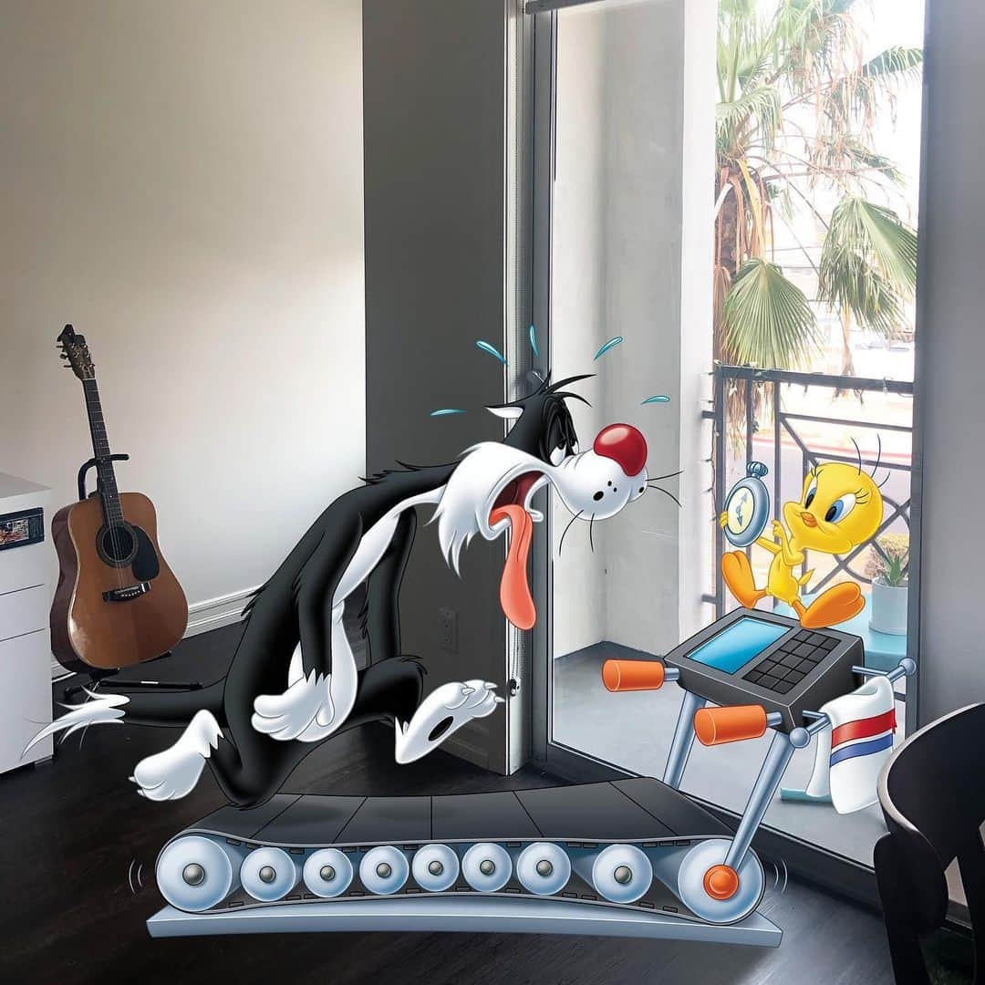 Looneyさんのインスタグラム写真 - (LooneyInstagram)「i’m all for working out but these guys are so loud the entire house is shaking」1月2日 5時02分 - looneytunes