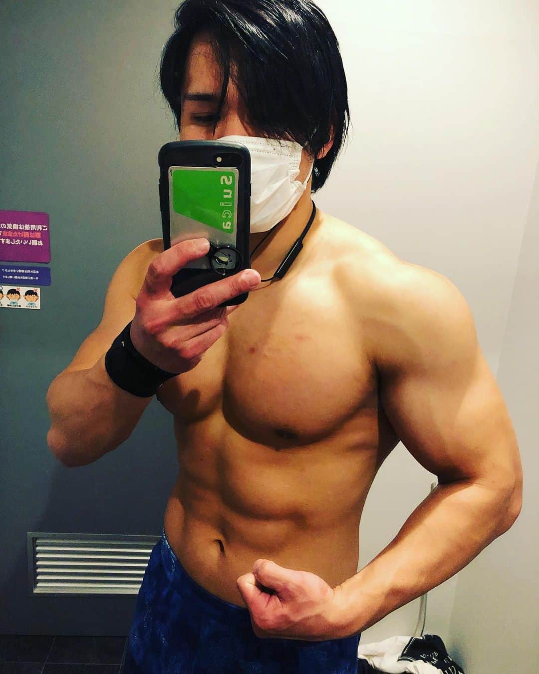 吉岡世起のインスタグラム：「新年明けましておめでとうございます。 本年も宜しくお願い致します。  ジム初め 手首の怪我でトレーニングは制限されるけど 今やれることを一生懸命工夫しながらやろう！ すでに1.5kg体重落ちてしまったから、これ以上落ちないように #謹賀新年 #筋トレ初め #ジム初め #workout #トレーニング」