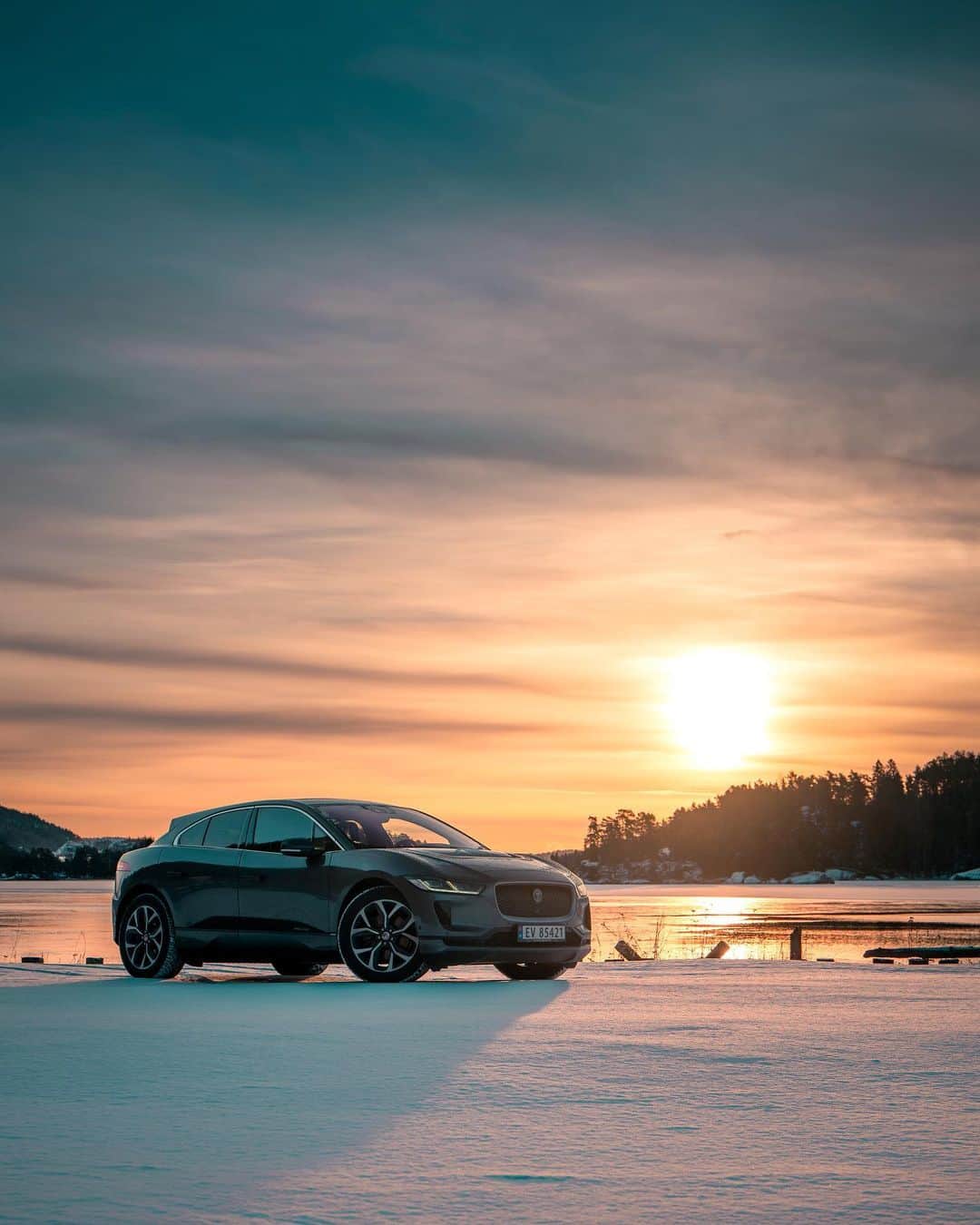 Jaguarさんのインスタグラム写真 - (JaguarInstagram)「Silent sunrise. Search ‘Jaguar I-PACE’ to explore our all-electric luxury #SUV. 📷: @IamNordic  #Jaguar #IPACE #HappyNewYear #2021 #Premium #Luxury #Performance #EV #AWD #ElectricCars #CarsofInstagram #SeasonsGreetings」1月1日 20時03分 - jaguar