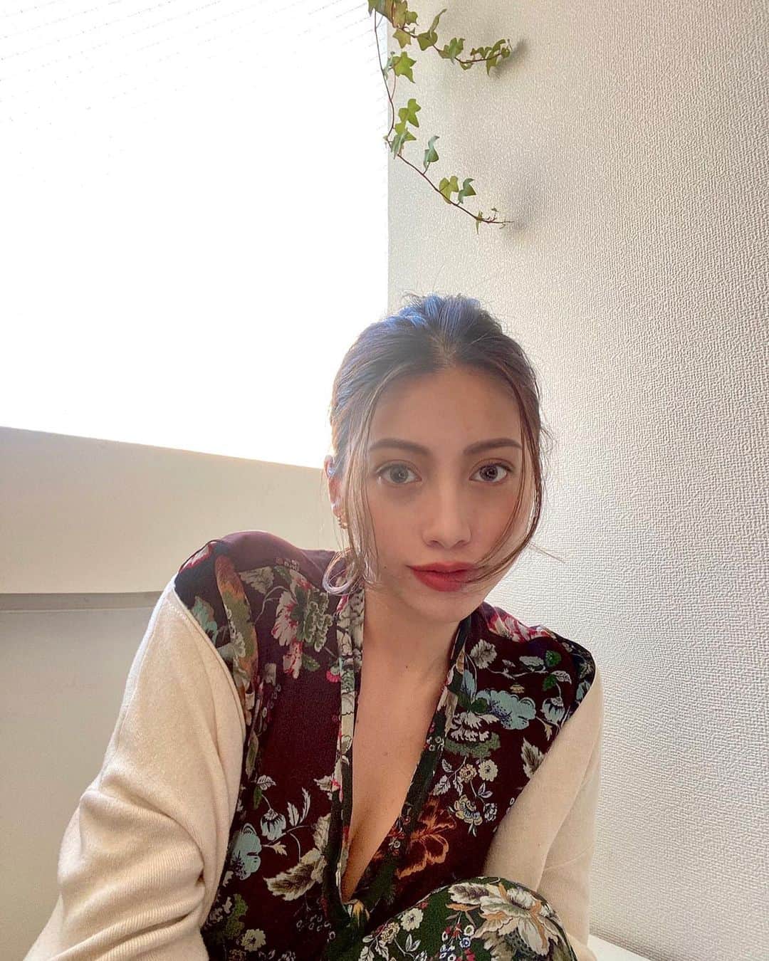 安部ニコルのインスタグラム：「皆様あけましておめでとうございます！今朝起きて、前にSNSで自分が呟いてた事を改めて読んで恥ずかしくなったんですよ... 新年の目標とか色々と書こうと思ったのですが、SNSで多くを語るのはもうやめときますw ともあれ今年もきっと色々とあるんだろうけど、良い出来事も悪い出来事も何か必ず意味があるんだと受け入れて、日々精進していきますので、皆様よろしくお願いします(*'ω'*)  2021年が皆様にとって、良いことがぎゅっと詰まった素敵な年になりますように♪  #2021 #🐮」