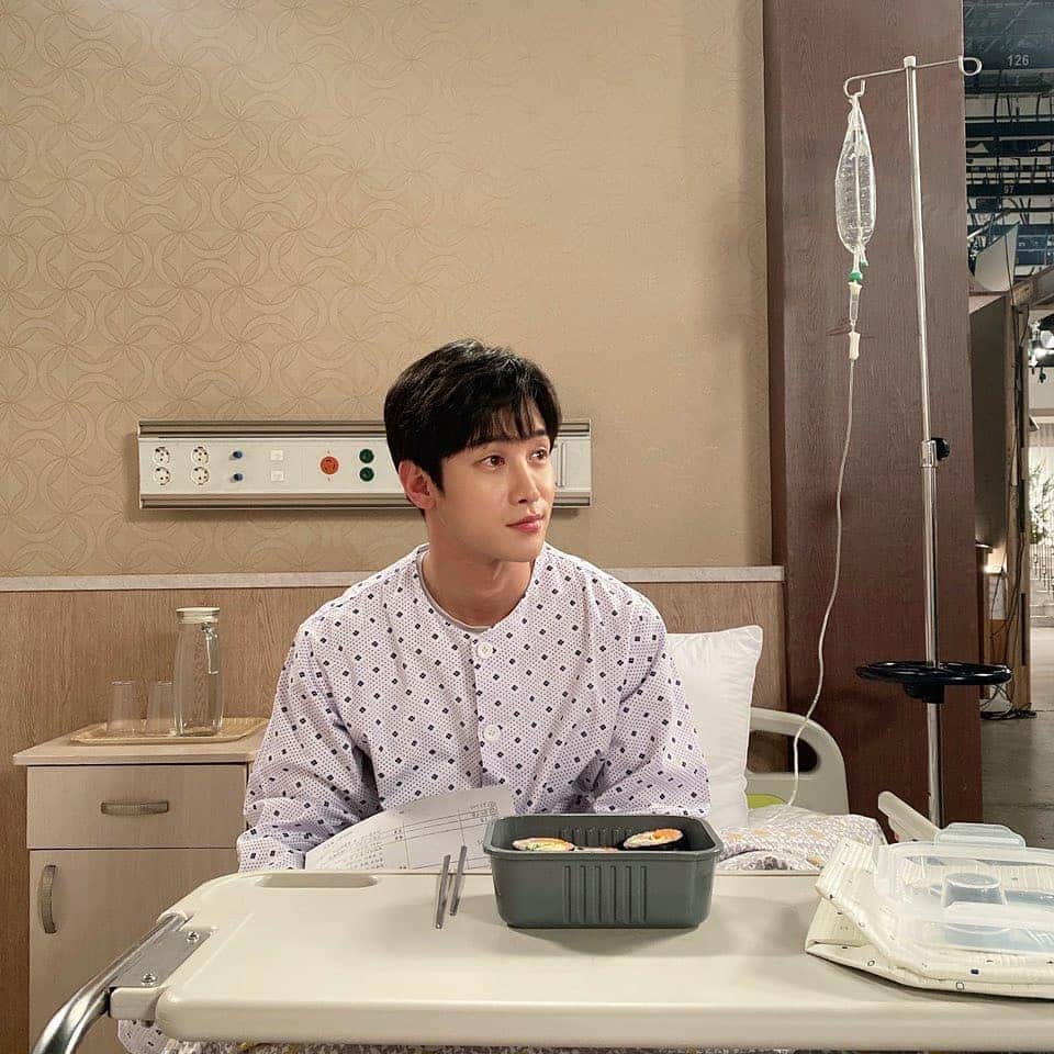 Lee Si-gangのインスタグラム：「내림 머리  서준이 🙋‍♂️어때요??  髪型変えたんですけど どう？」