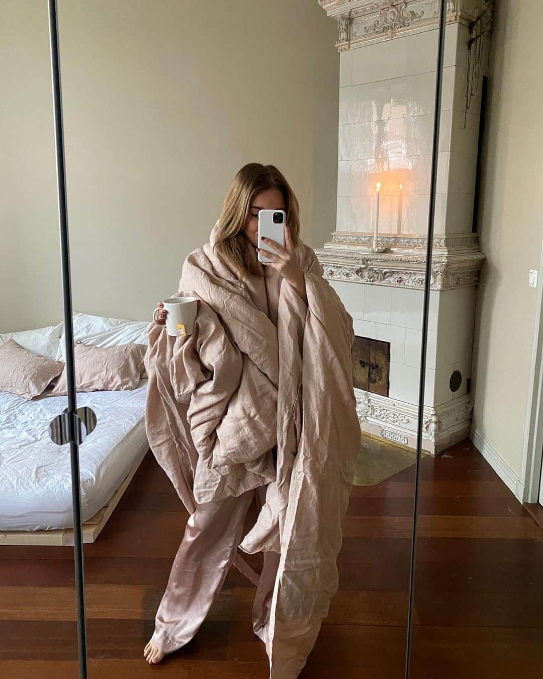 H&Mさんのインスタグラム写真 - (H&MInstagram)「When your style inspo is comfy. ☁️ #HM #HMxME @saraollila   Pyjama set: 0852442002 Washed Linen Duvet cover set: 0188589063」1月1日 20時07分 - hm