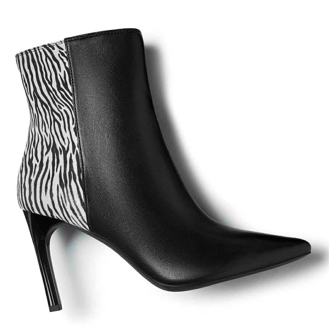 ジェオックスのインスタグラム：「Elegant & sophisticated, you'll be the star of this new year: discover our Geox Faviola ankle boot to express your bold soul.」